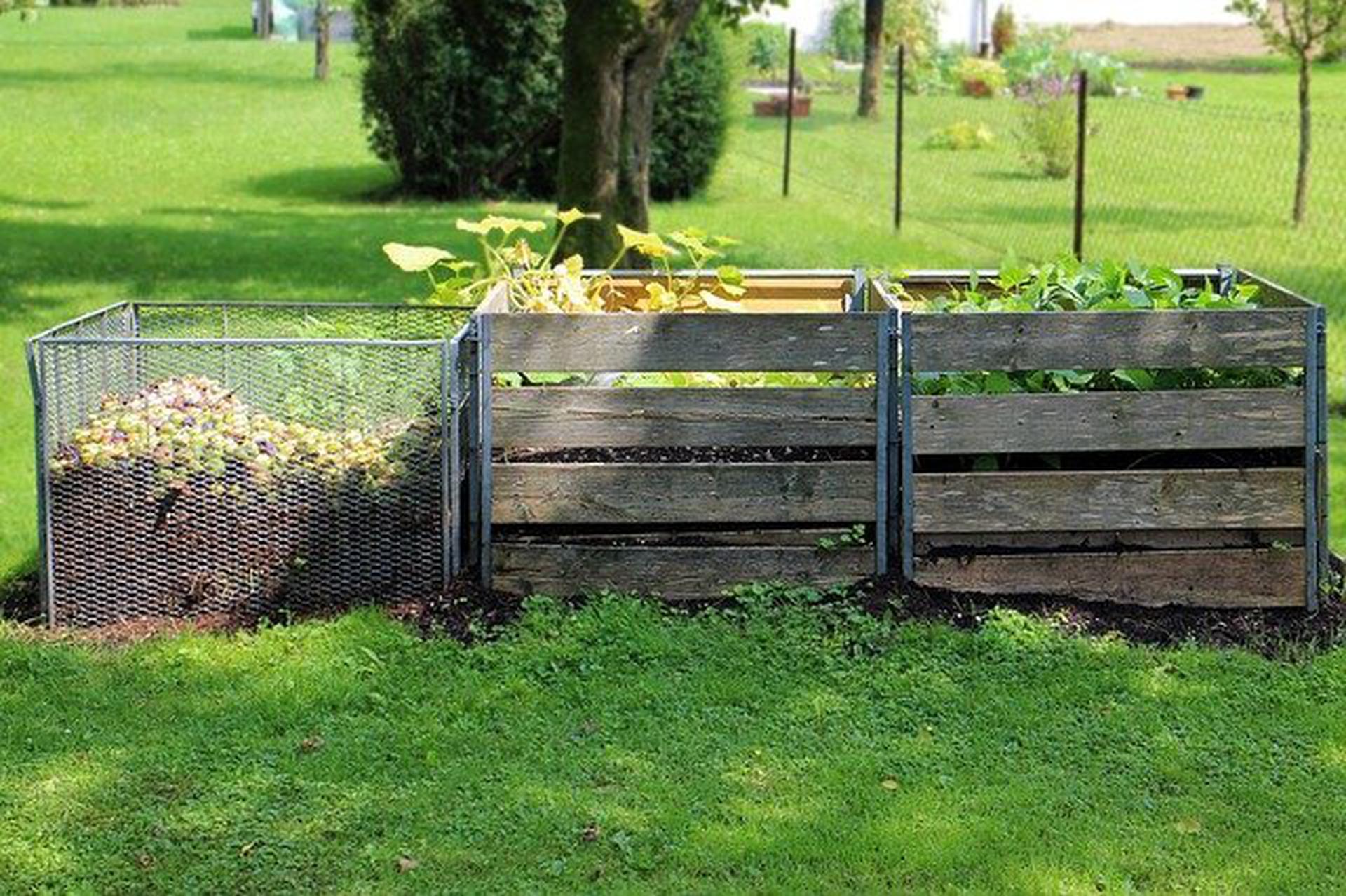 3 composteurs sur herbe