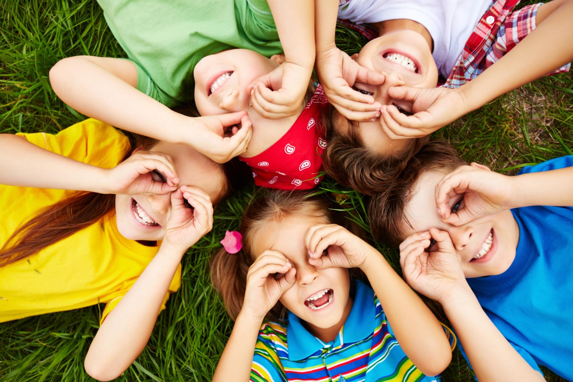 enfants jouent herbe - freepik.com enfants jouent herbe